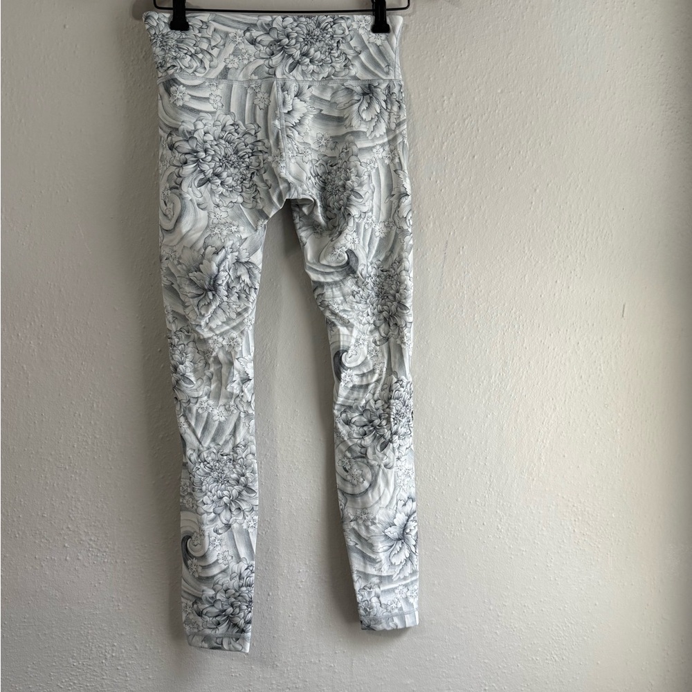 Lululemon Athletica Gray Leggings with Intricate Design